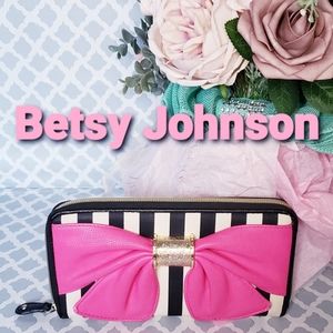 Betsey Johnson wallet 🎀 pink black white